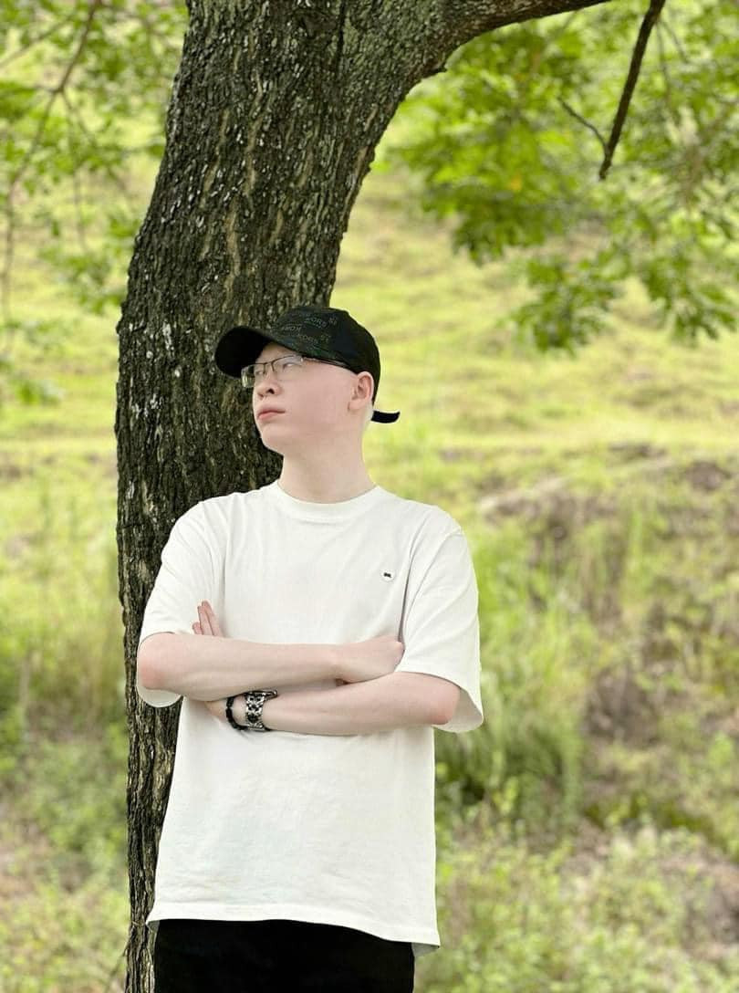 Cơ duyên mang cả 2 đến với âm nhạc là khi được nhiếp ảnh gia Đỗ Mạnh Cường mua tặng cây đàn. Huy bắt đầu đi học đàn ở nhà thờ, rồi về dạy lại cho em. Hè năm lớp 7, sau khi nghỉ học, Huy và Hùng nhận show đám cưới đầu tiên.