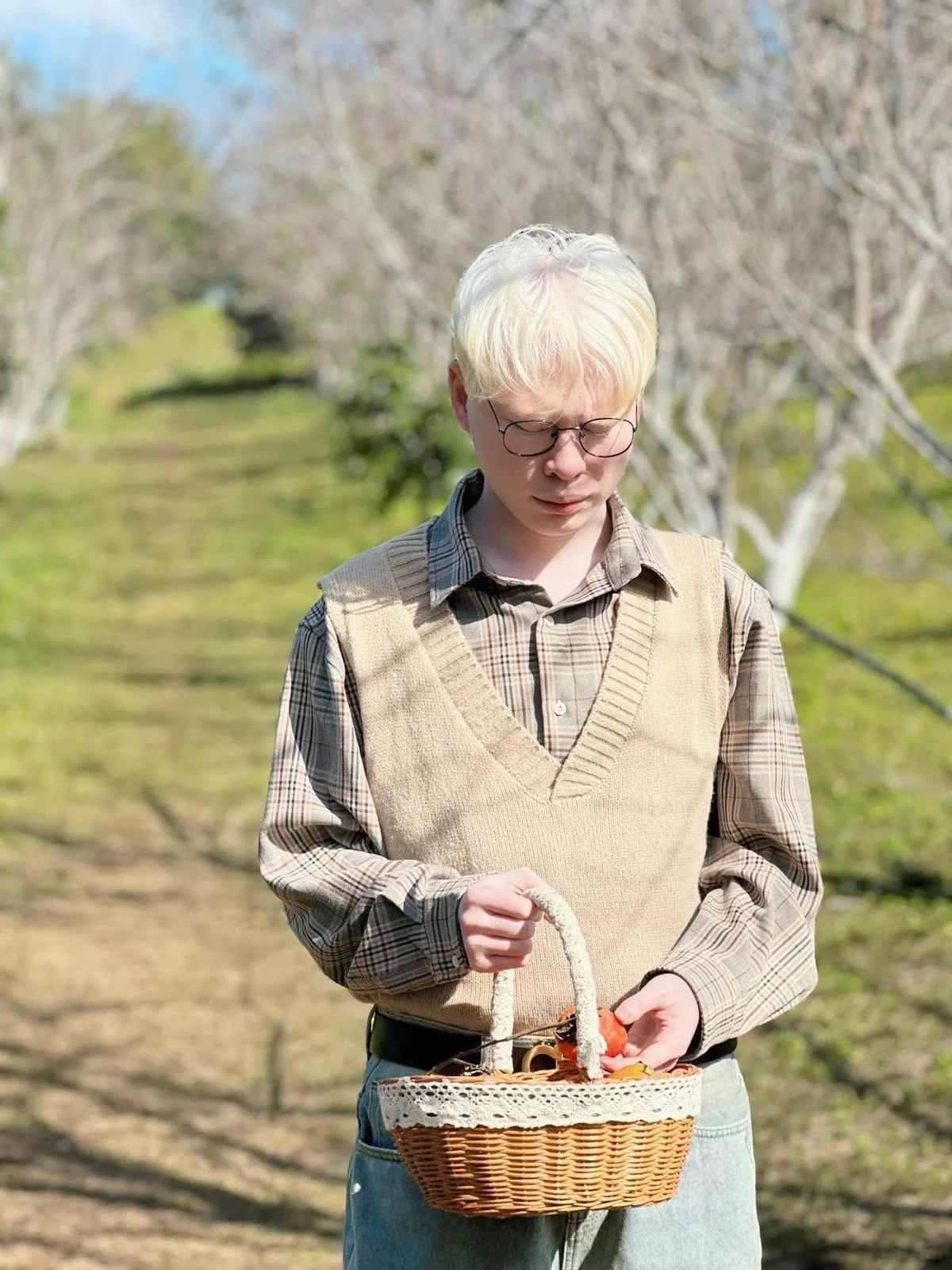 Hiện tại cặp song sinh bạch tạng không còn cảm thấy tự ti về ngoại hình, thậm chí cả còn tự tin xuất hiện trên mạng xã hội.