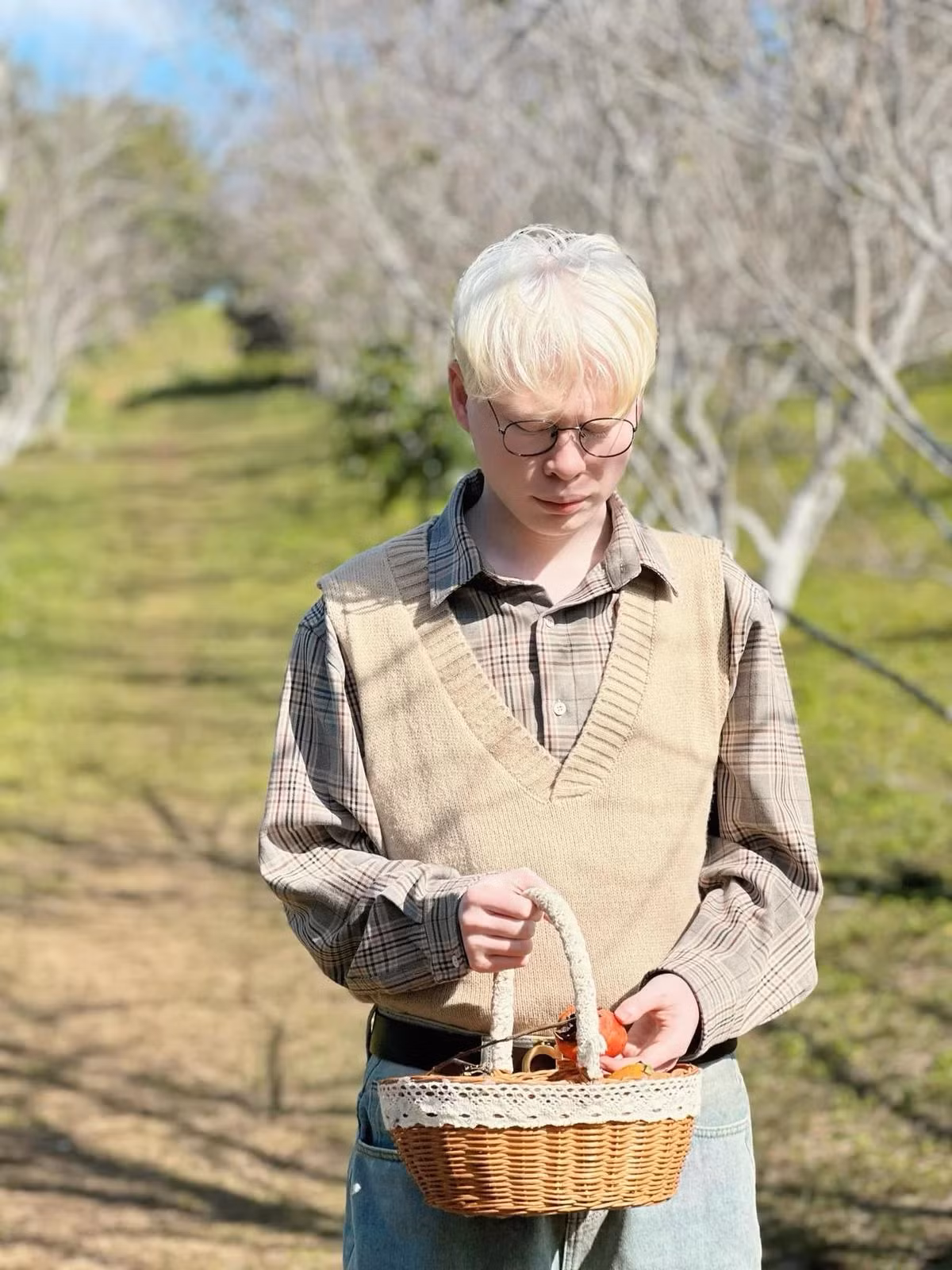 Hiện tại cặp song sinh bạch tạng không còn cảm thấy tự ti về ngoại hình, thậm chí cả còn tự tin xuất hiện trên mạng xã hội.