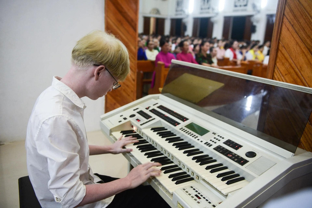 Vì đặc thù công việc lại thêm đôi mắt kém và làn da nhạy cảm với ánh sáng, anh em Huy thường ngủ vào ban ngày và làm việc vào ban đêm.