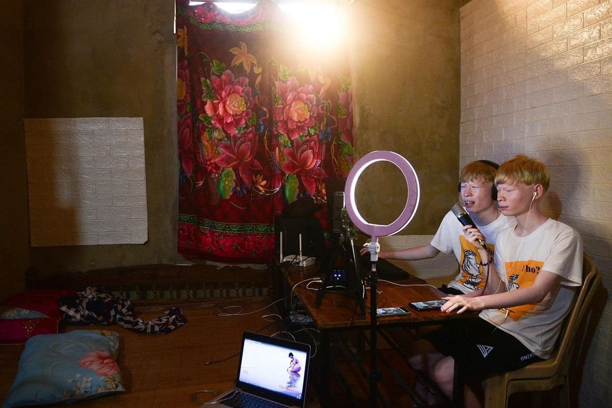 Sinh ra trong hoàn cảnh không mấy khá giả, thấy bố mẹ quá vất vả, anh em Huy quyết định nghỉ học khi chương trình lớp 7 còn dang dở.