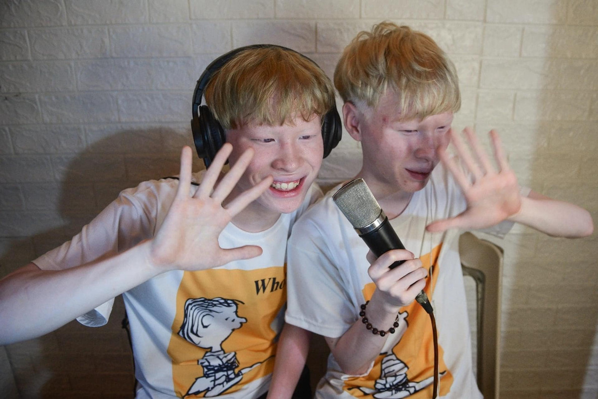 Thường xuất hiện trên sóng livestream ca hát, trò chuyện, cặp đôi khiến nhiều người mới lướt qua sóng trực tiếp nhầm lẫn họ là người nước ngoài.