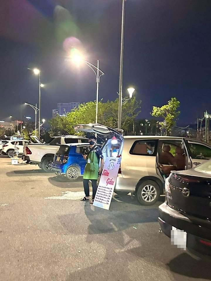 Nhiều người còn bày cả bảng ghi menu vô cùng chuyên nghiệp.