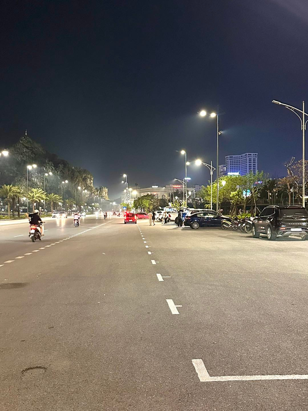 Dọc một tuyến phố Hạ Long buổi tối với những hàng "trà đá xế hộp".