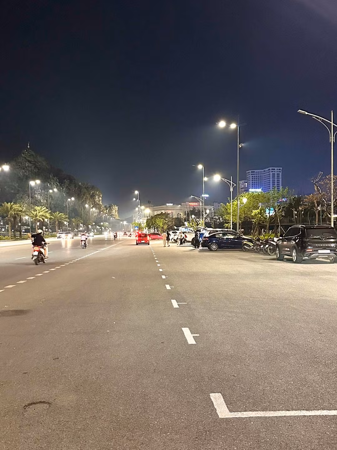 Dọc một tuyến phố Hạ Long buổi tối với những hàng "trà đá xế hộp".