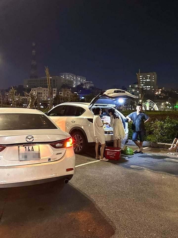 Rất nhiều hàng quán với mô hình "cốp xe" được bày bán mỗi tối ở nhiều tuyến đường.