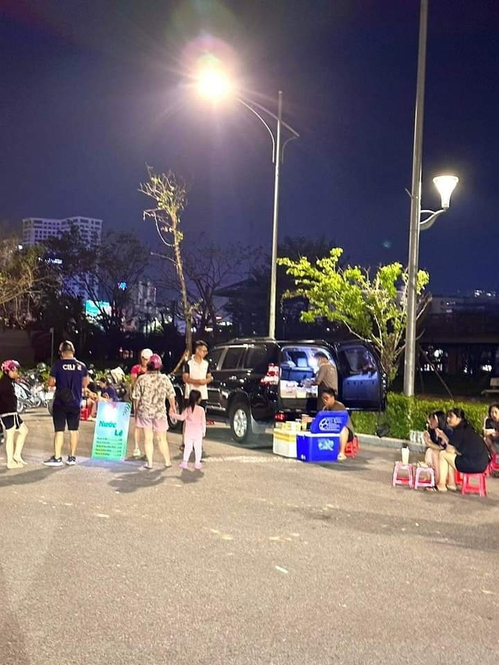 Hàng quán vỉa hè luôn là một nét văn hóa đặc sắc không thể thiếu được ở Việt Nam, tuy nhiên trong ấn tượng của nhiều người, đây là vốn là công việc kinh doanh của những người có thu nhập thấp. Thế nhưng khi đã sở hữu được cả ô tô thì không thể tính là có thu nhập thấp được.