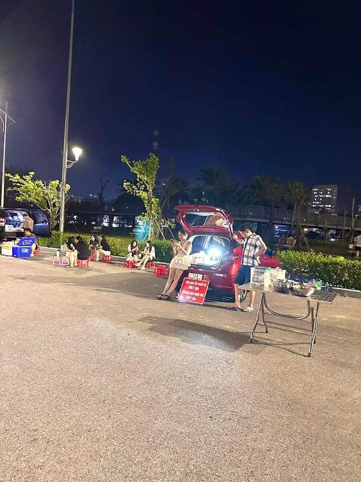 Cứ vào tầm chập tối, nhiều người dọn hàng trà đá, đồ uống giải khát từ...cốp xe ô tô của mình. Chủ hàng thì sau khi xếp ghế, xếp đồ ra đứng ngay bên xế hộp.
