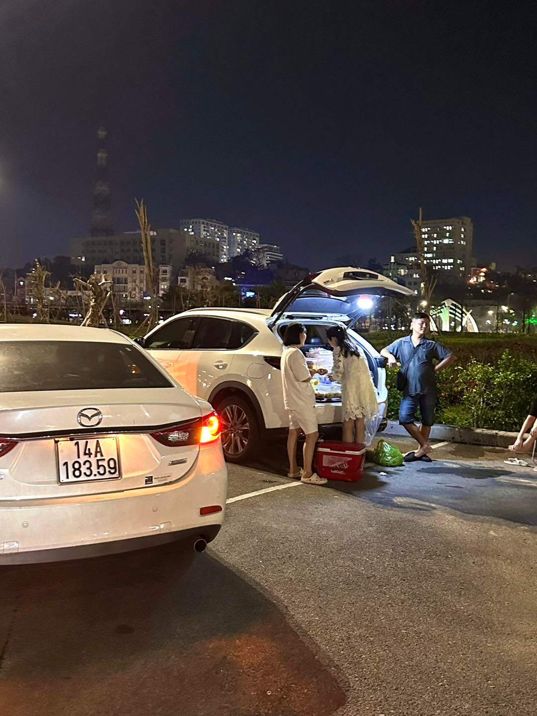 Nhiều người đã bày tỏ cảm xúc khi nhìn thấy hình ảnh này: "Độc lạ Quảng Ninh", "Người anh em Quảng Ninh chất quá", "cũng là bán trà đá nhưng lạ lắm"...