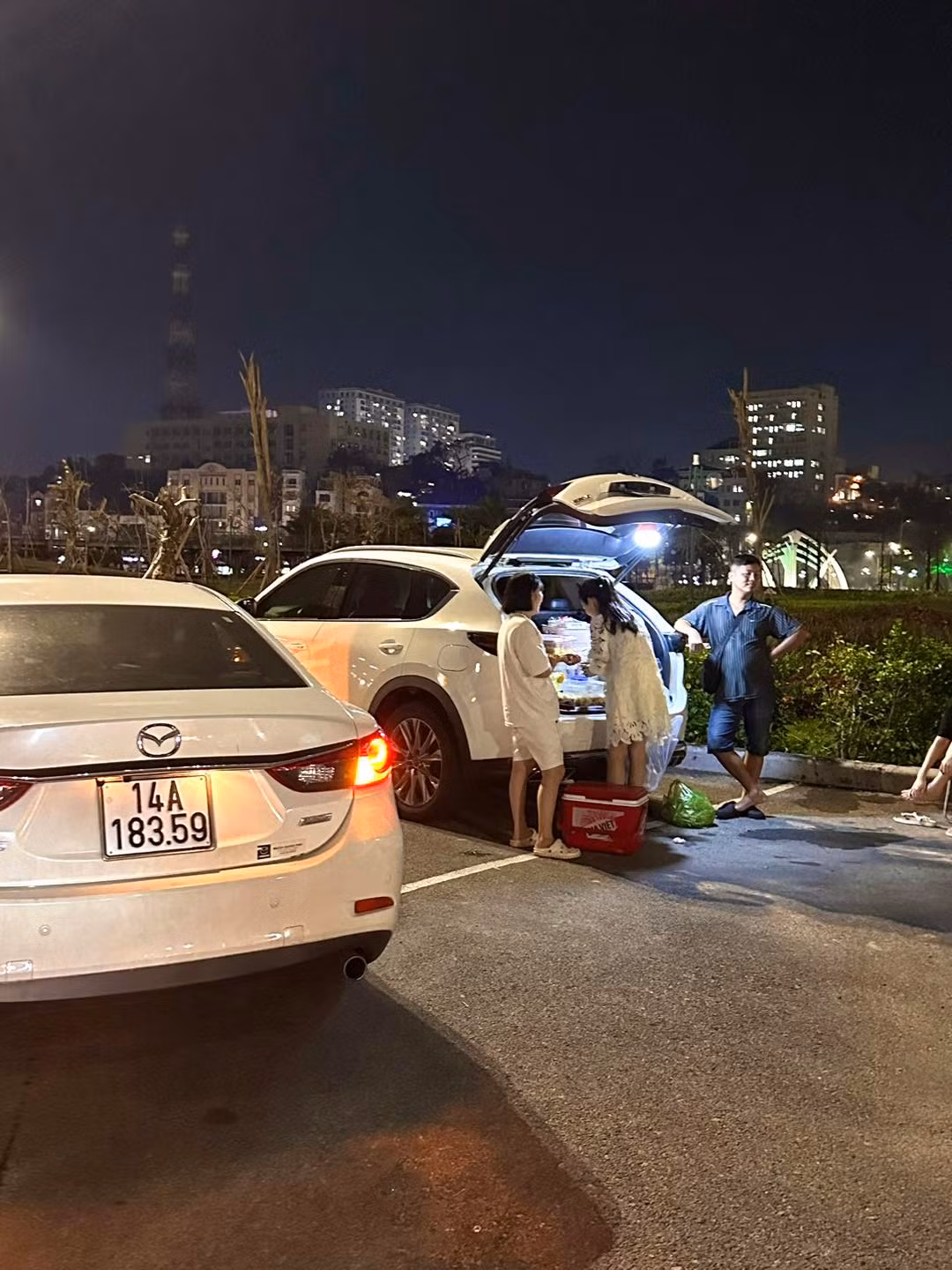 Nhiều người đã bày tỏ cảm xúc khi nhìn thấy hình ảnh này: "Độc lạ Quảng Ninh", "Người anh em Quảng Ninh chất quá", "cũng là bán trà đá nhưng lạ lắm"...