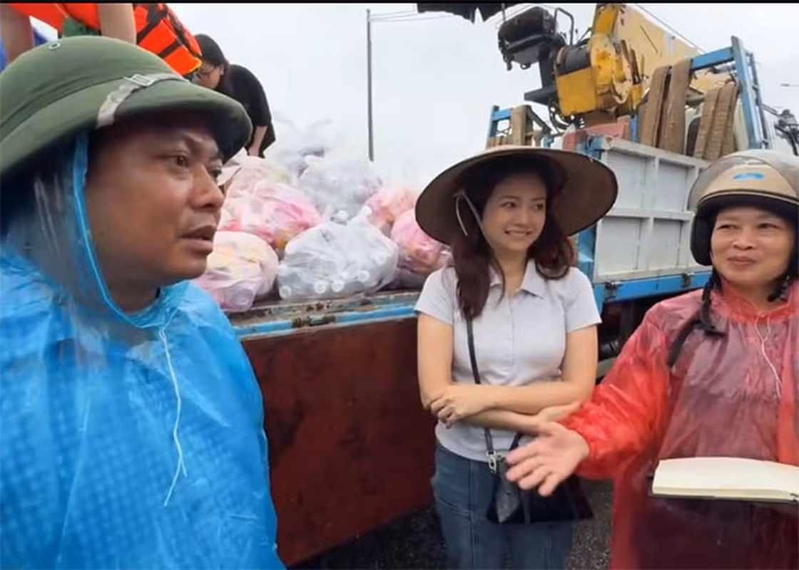 Trước đó, cô đã lên trang cá nhân của mình kêu gọi mọi người chung tay và thu mua những nhu yếu phẩm cần thiết cho người dân vùng lũ.