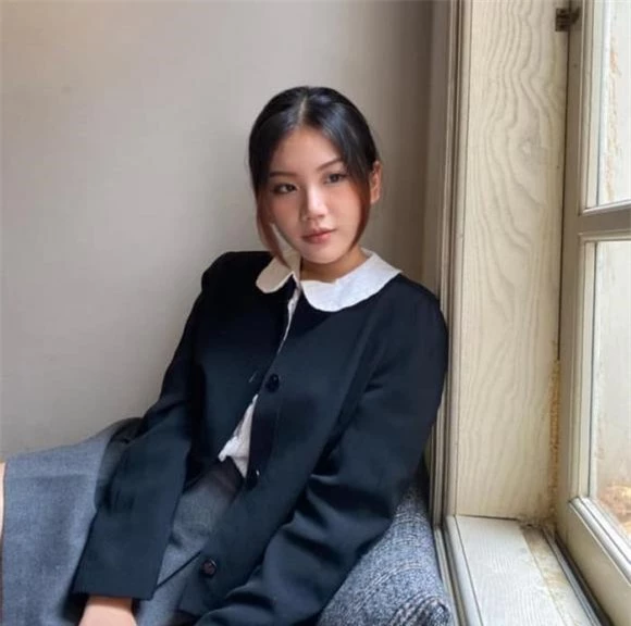 Trong 3 chị em gái, Ý Như được đánh giá có vẻ ngoài khác biệt nhất và ngày càng thăng hạng với sống mũi cao gọn gàng, gương mặt chuẩn Á Đông nét nào ra nét ấy.