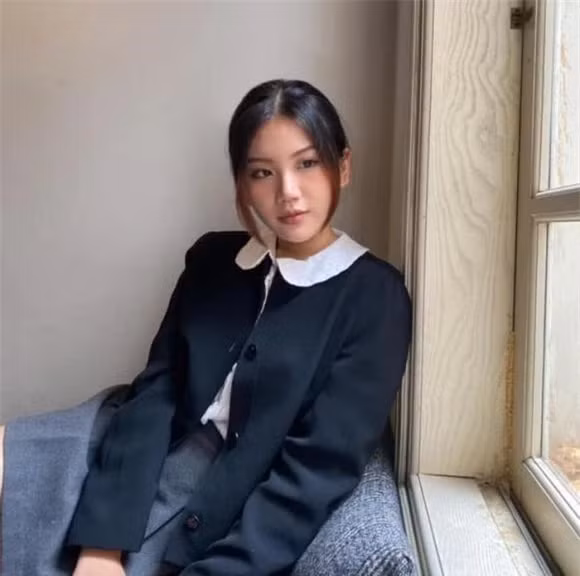 Trong 3 chị em gái, Ý Như được đánh giá có vẻ ngoài khác biệt nhất và ngày càng thăng hạng với sống mũi cao gọn gàng, gương mặt chuẩn Á Đông nét nào ra nét ấy.