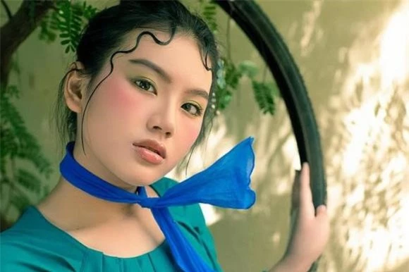 Ý Như sở hữu nhan sắc chẳng hề kém cạnh chị gái. Nếu như Ý Nhi sở hữu gương mặt với những đường nét góc cạnh, thì Ý Như có gương mặt bầu bình hơn, cùng ngũ quan sắc sảo.