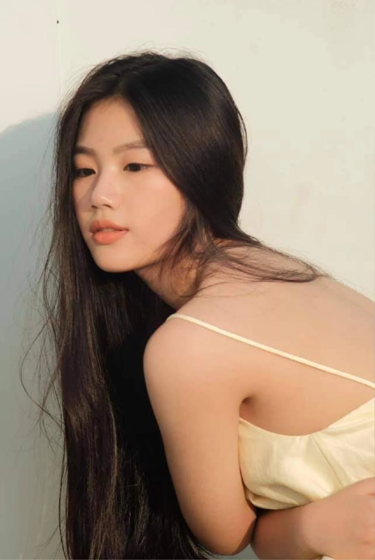 goài đời, Ý Như cũng theo đuổi phong cách thanh xuân với những thiết kế váy áo nhẹ nhàng, bay bổng và có tính ứng dụng cao. (Ảnh: FBNV)