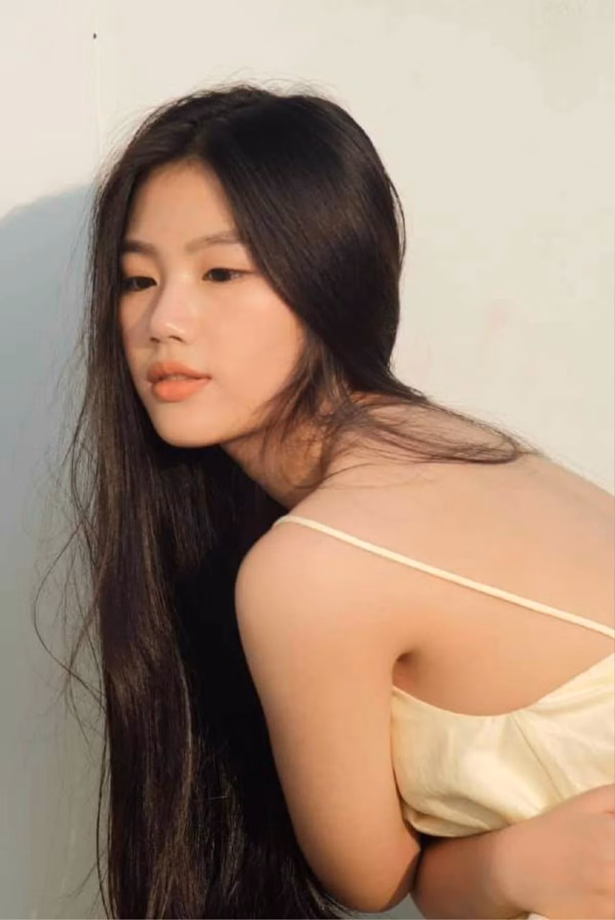 goài đời, Ý Như cũng theo đuổi phong cách thanh xuân với những thiết kế váy áo nhẹ nhàng, bay bổng và có tính ứng dụng cao. (Ảnh: FBNV)