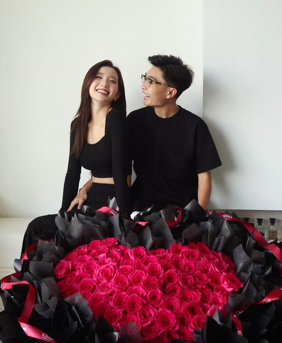 Ngoài công việc và cuộc sống cá nhân, cô nàng cũng thường đăng tải khoảnh khắc ngọt ngào của mình bên ông xã thiếu gia.