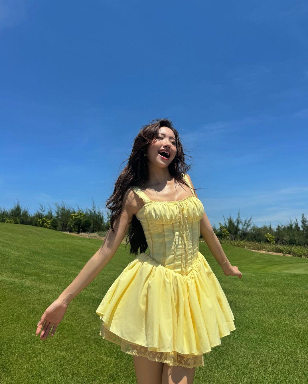 Hiện tại Huyền 2k4 sở hữu trang Instagram có tận 3 triệu lượt theo dõi và 8 triệu follower trên TikTok.