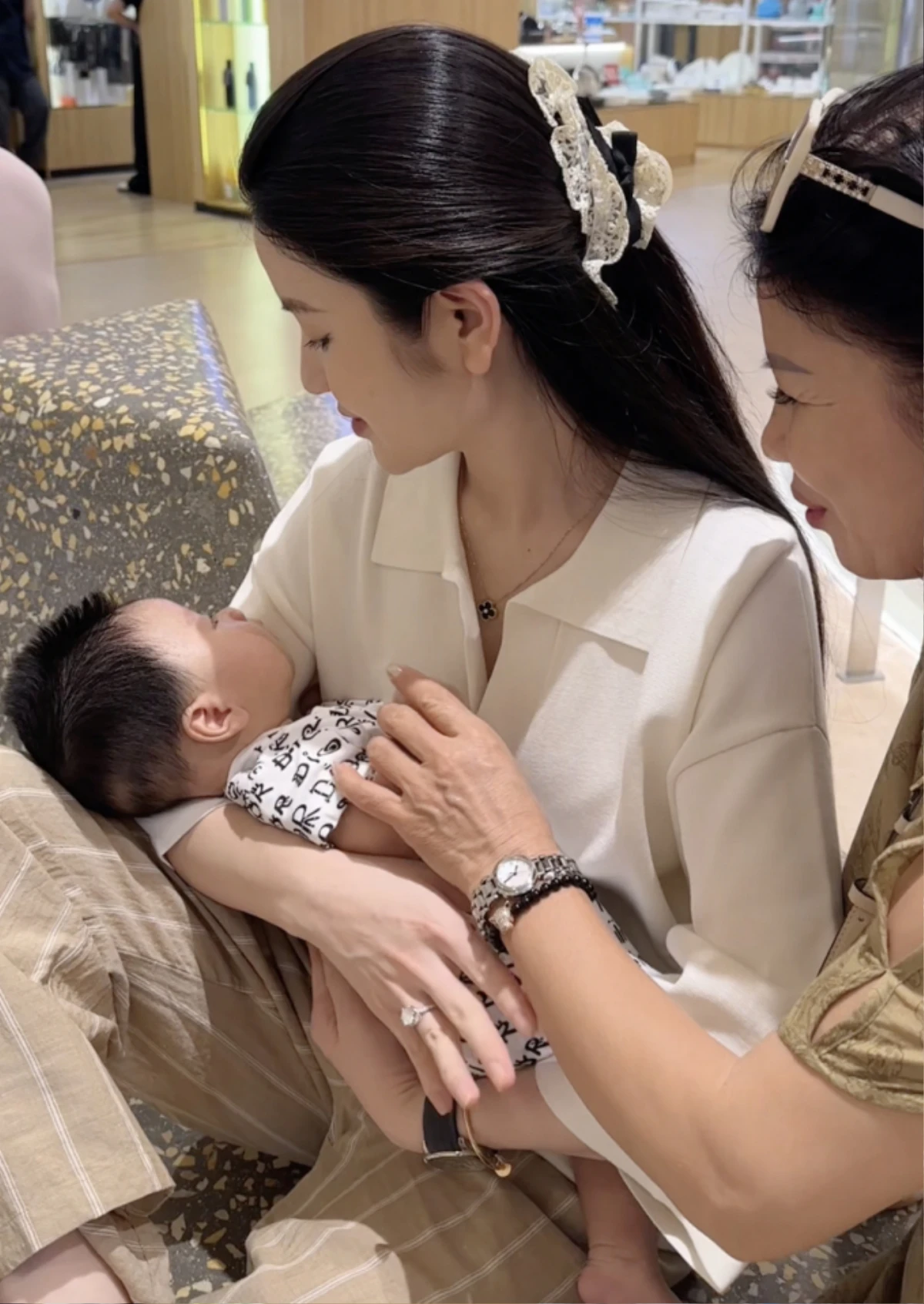 Mẹ Quang Hải tuổi U60 lên sóng, nhan sắc ngỡ ngàng - Hình 4 Me Quang Hai tuoi U60 len song, nhan sac ngo ngang-Hinh-4