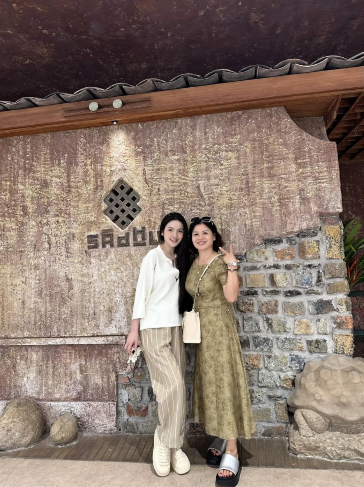 Mẹ Quang Hải tuổi U60 lên sóng, nhan sắc ngỡ ngàng - Hình 3 Me Quang Hai tuoi U60 len song, nhan sac ngo ngang-Hinh-3