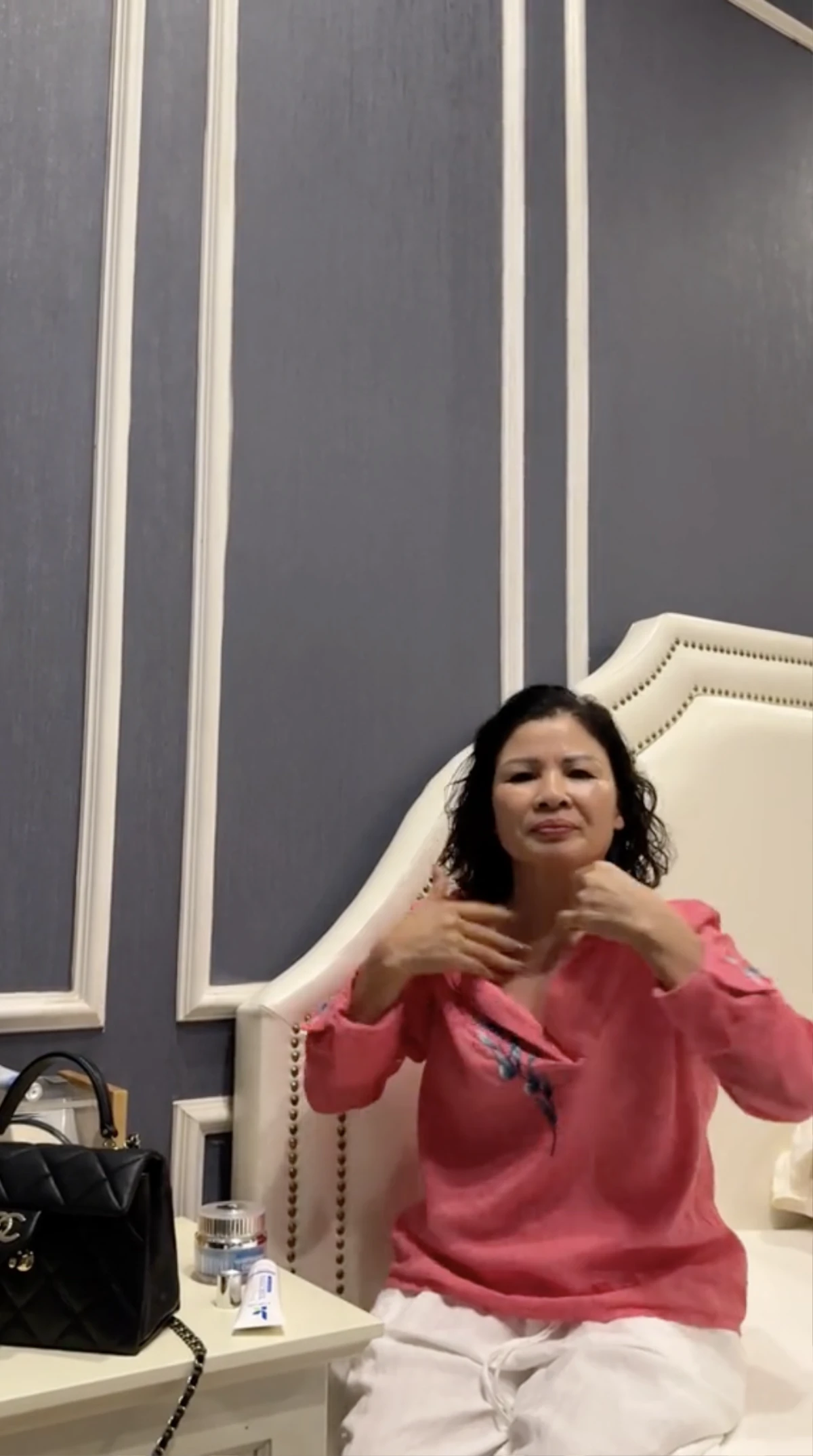 Mẹ Quang Hải tuổi U60 lên sóng, nhan sắc ngỡ ngàng - Hình 2 Me Quang Hai tuoi U60 len song, nhan sac ngo ngang-Hinh-2