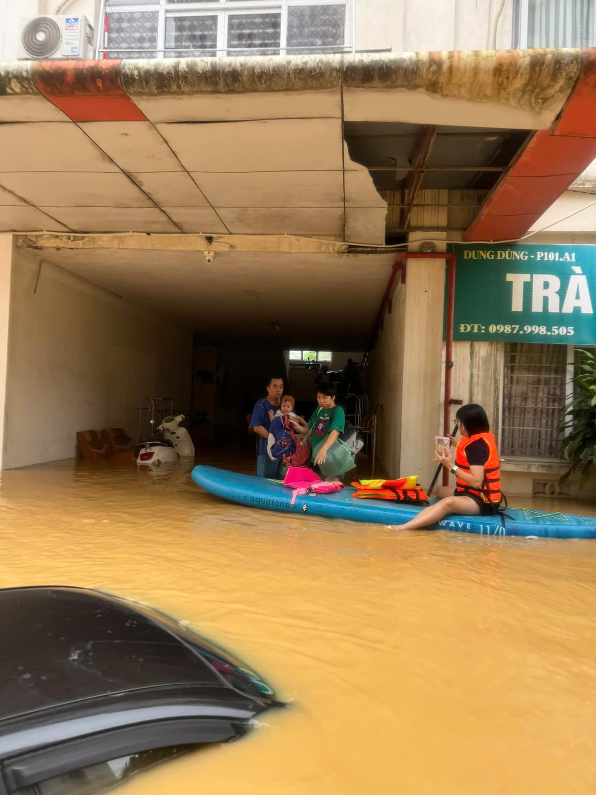 Vốn mua sup để gia đình đi du lịch, picnic, chủ nhân của nó cũng không thể ngờ đến có ngày chiếc sup ngày lại hữu dụng đến như vậy.