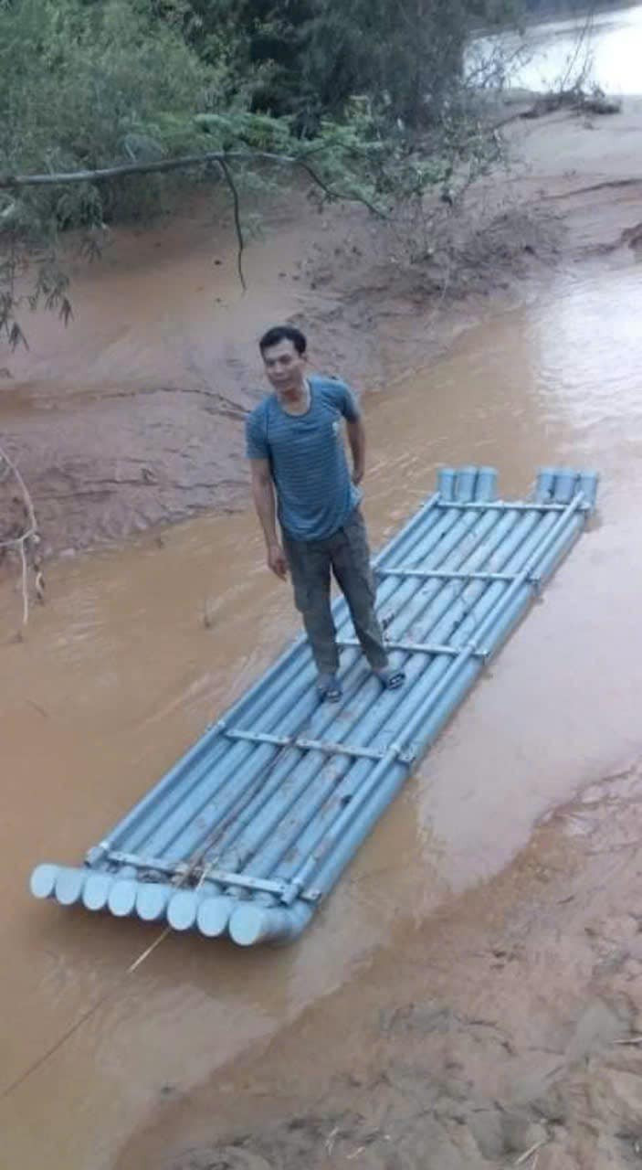 Nhiều người cũng tận dụng các vật dụng sẵn có để tạo ra chiếc bè tự chế mùa lũ. (Ảnh: Tổng hợp Facebook)
