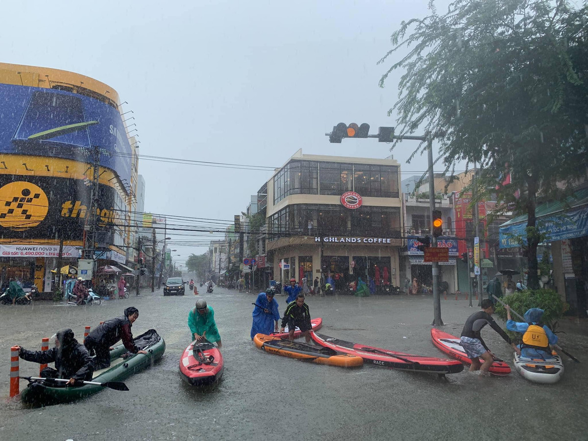 Rất nhiều nơi ngập úng thì những chiếc sup được tận dụng triệt để.