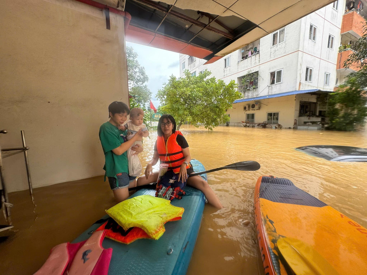 Nhìn mực nước ngập cao quá đầu ô tô bên cạnh, nhiều người thầm thở phào vì nhờ có sự hỗ trợ của những phương tiện "bất đắc dĩ" mùa lũ như thế này, gia đình nhỏ mới có thể thoát khỏi thảm cảnh không ai dám nghĩ đến.