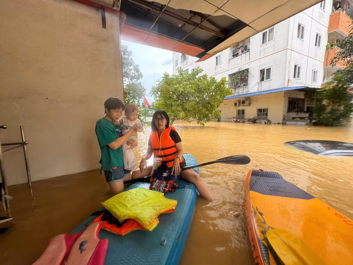 Nhìn mực nước ngập cao quá đầu ô tô bên cạnh, nhiều người thầm thở phào vì nhờ có sự hỗ trợ của những phương tiện "bất đắc dĩ" mùa lũ như thế này, gia đình nhỏ mới có thể thoát khỏi thảm cảnh không ai dám nghĩ đến.