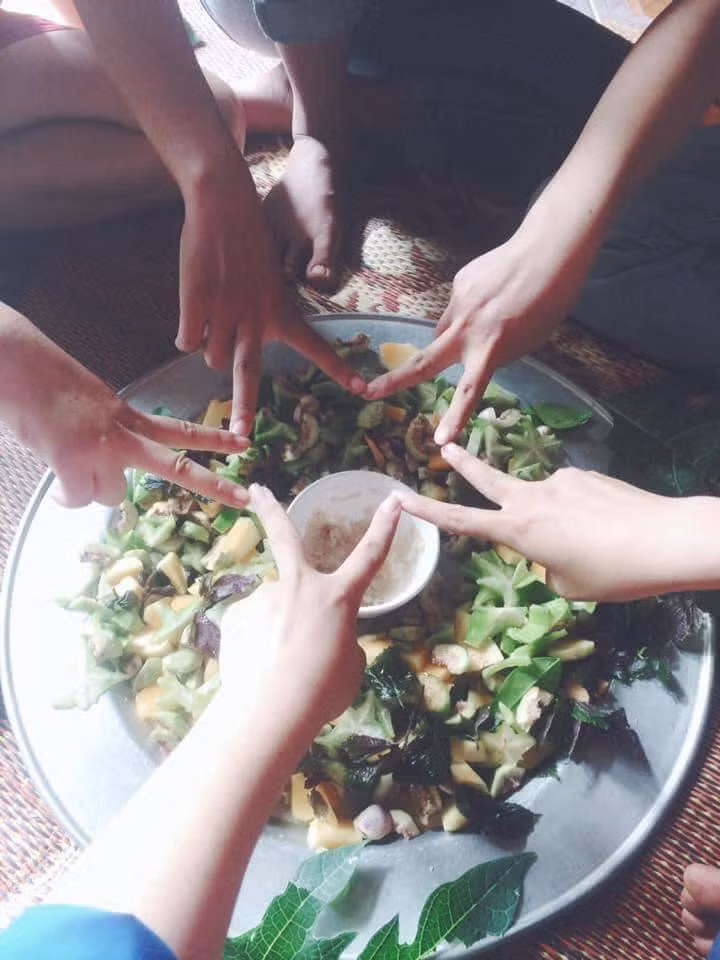 Ngày xưa ấy khi chưa có những món ăn vặt đủ đầy ra đời, nơi những đứa trẻ con muốn đến không phải là siêu thị mà là góc vườn nhà, tìm chút chuối xanh, khế chua, cộng thêm tí muối trắng mà sao ngon đến thế.