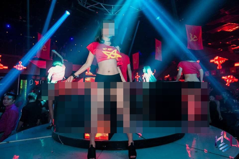 Các cô gái uốn éo, nhảy nhót.