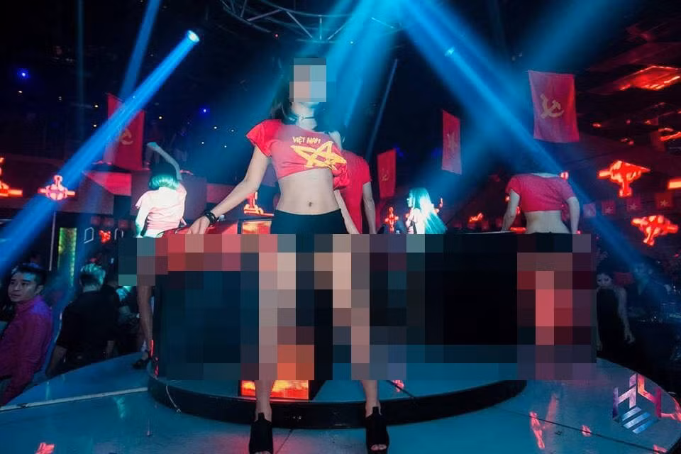 Các cô gái uốn éo, nhảy nhót.