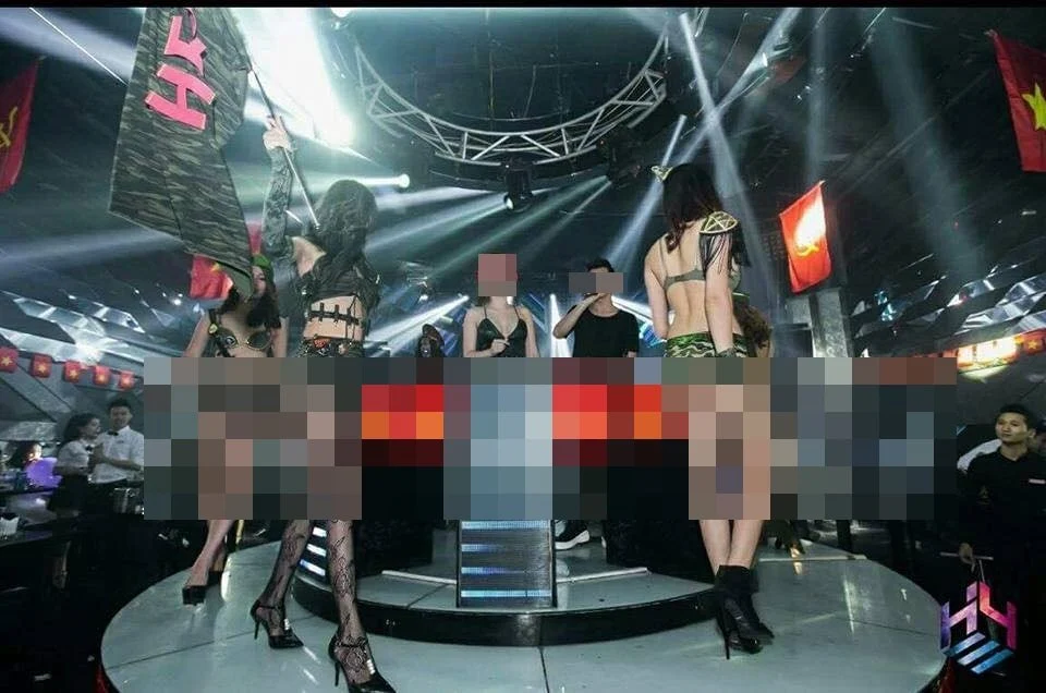 Cách đây ít năm, một số vũ công của một quán bar cũng từng biến tấu lá cờ đỏ sao vàng khi quấn ngang hông trong lúc trình diễn cũng vấp phải sự chỉ trích rất lớn từ cộng đồng.