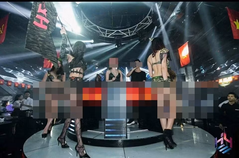 Cách đây ít năm, một số vũ công của một quán bar cũng từng biến tấu lá cờ đỏ sao vàng khi quấn ngang hông trong lúc trình diễn cũng vấp phải sự chỉ trích rất lớn từ cộng đồng.