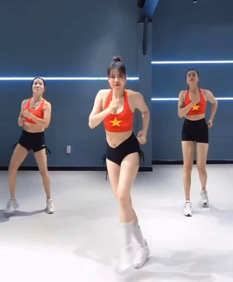 Tuy nhiên nhiều người lại bày tỏ việc mặc trang phục như vậy là hết sức bình thường: "Ủa mọi người có bị overthinking quá không vậy, mình thấy mặc thế này bình thường mà", "động tác của các bạn này cũng rất khỏe khoắn, năng động, không có gì phản cảm nên thấy cũng bình thường mà nhỉ".