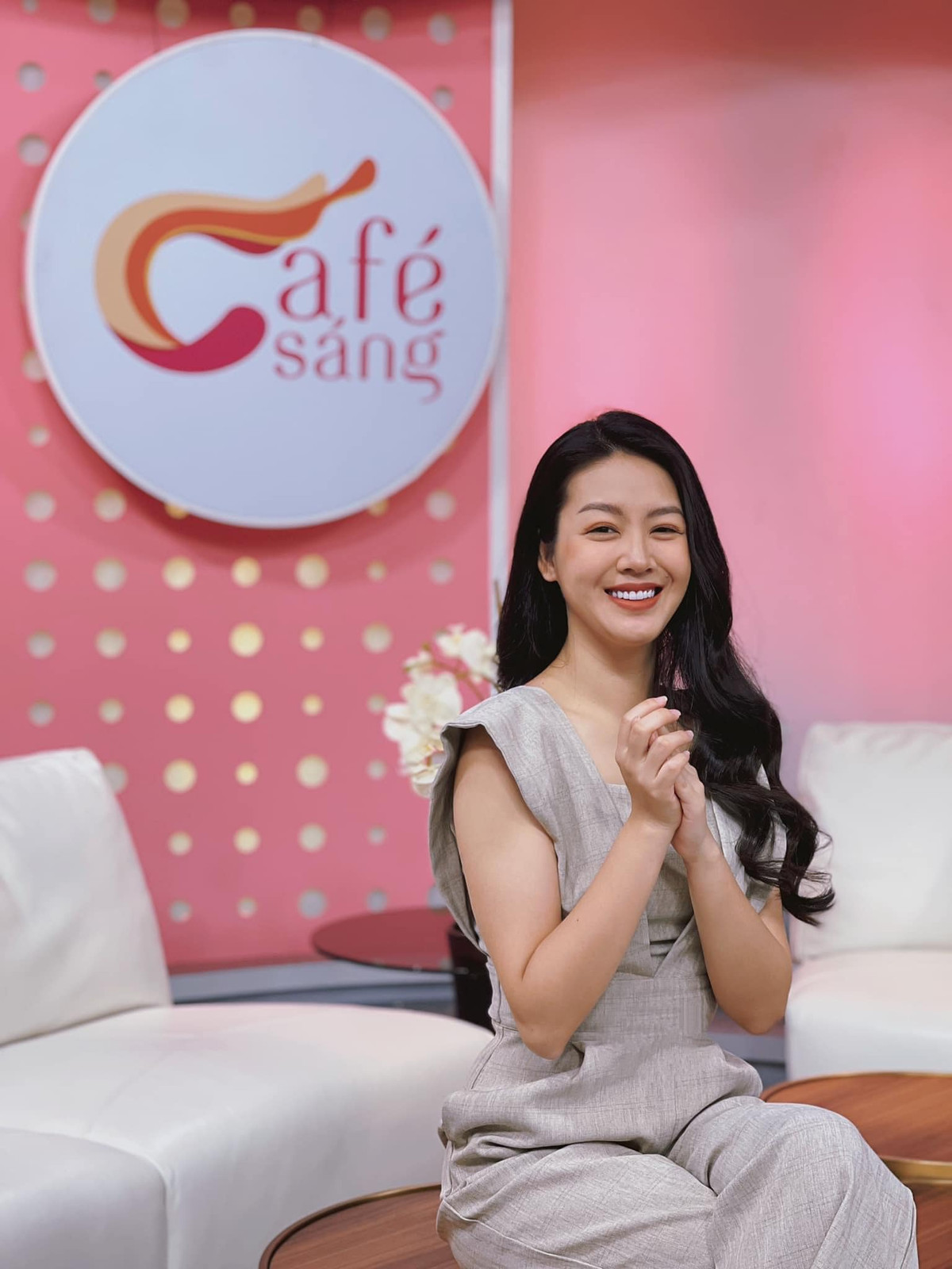 Nụ cười của nữ MC đốn tim khán giả truyền hình.