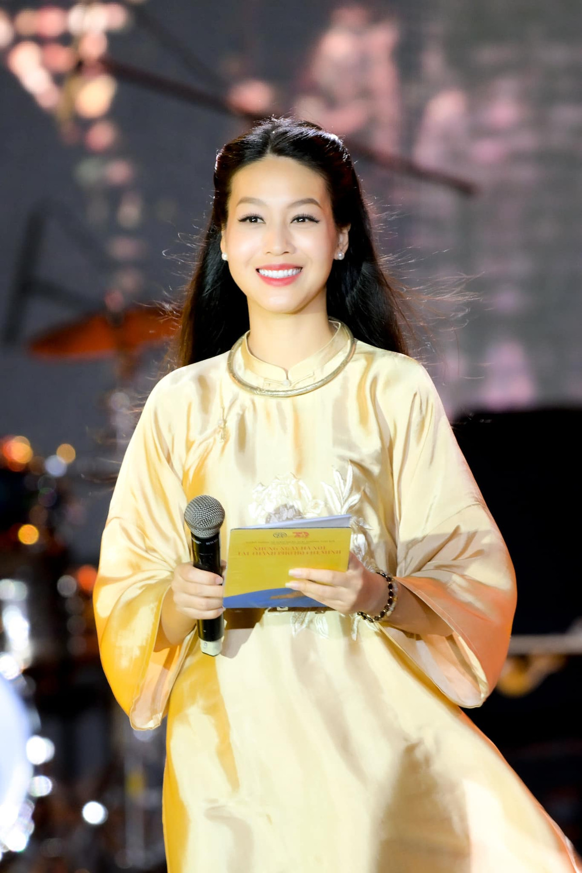 Người dẫn dắt Điểm tựa Việt Nam, MC Hồng Nhung đã đóng góp phần không nhỏ cho thành công của chương trình. Với giọng nói truyền cảm và cách khơi gợi duyên dáng, nữ MC đã khiến nhiều khán giả truyền hình rưng rưng với những câu chuyện được kể, những lời chia sẻ chân thành.