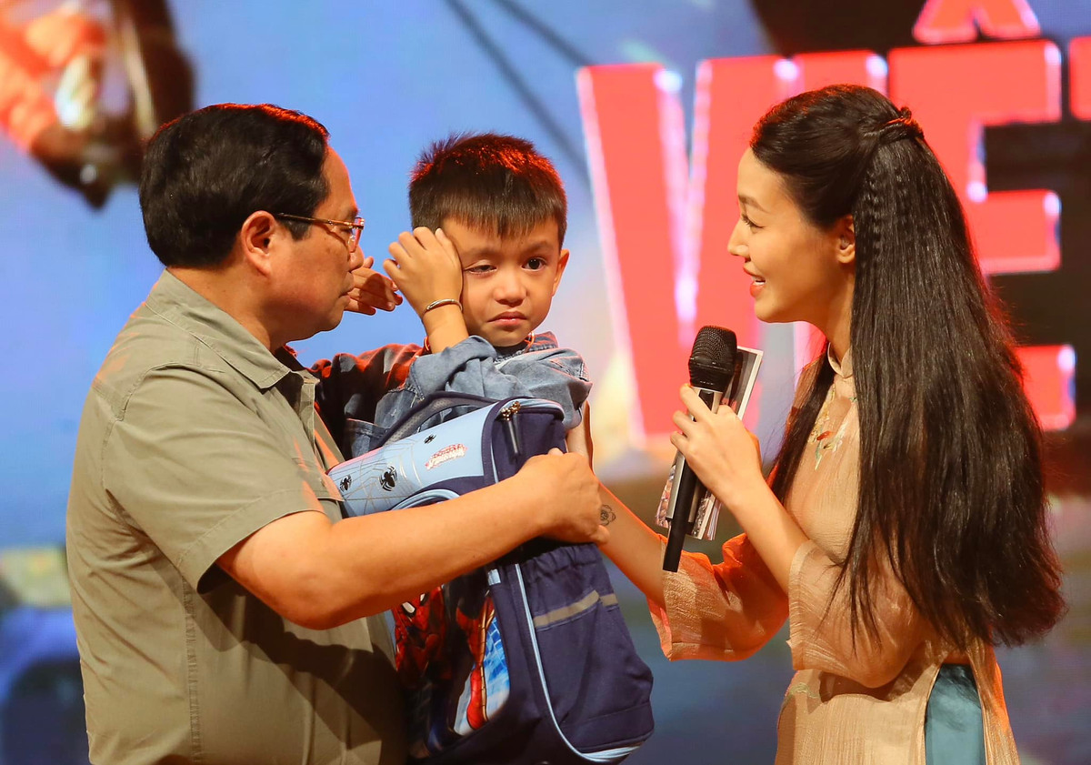 Mới đây, chương trình “Điểm tựa Việt Nam” được trực tiếp nhằm lan toả tình cảm, sự sẻ chia với những mất mát của nhân dân do hậu quả của bão lũ, động viên tinh thần kiên cường khắc phục khó khăn, sáng tạo và dũng cảm vì mục tiêu chung, chương trình đã lấy đi nước mắt của rất nhiều khán giả xem đài.