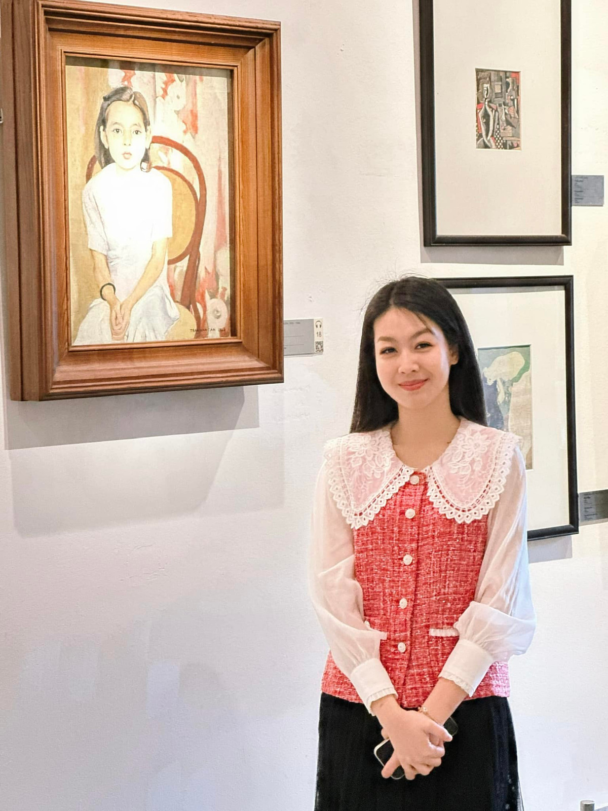 Nữ MC gây ấn tượng với nhan sắc xinh đẹp, sắc sảo cùng giọng nói truyền cảm đầy thu hút.