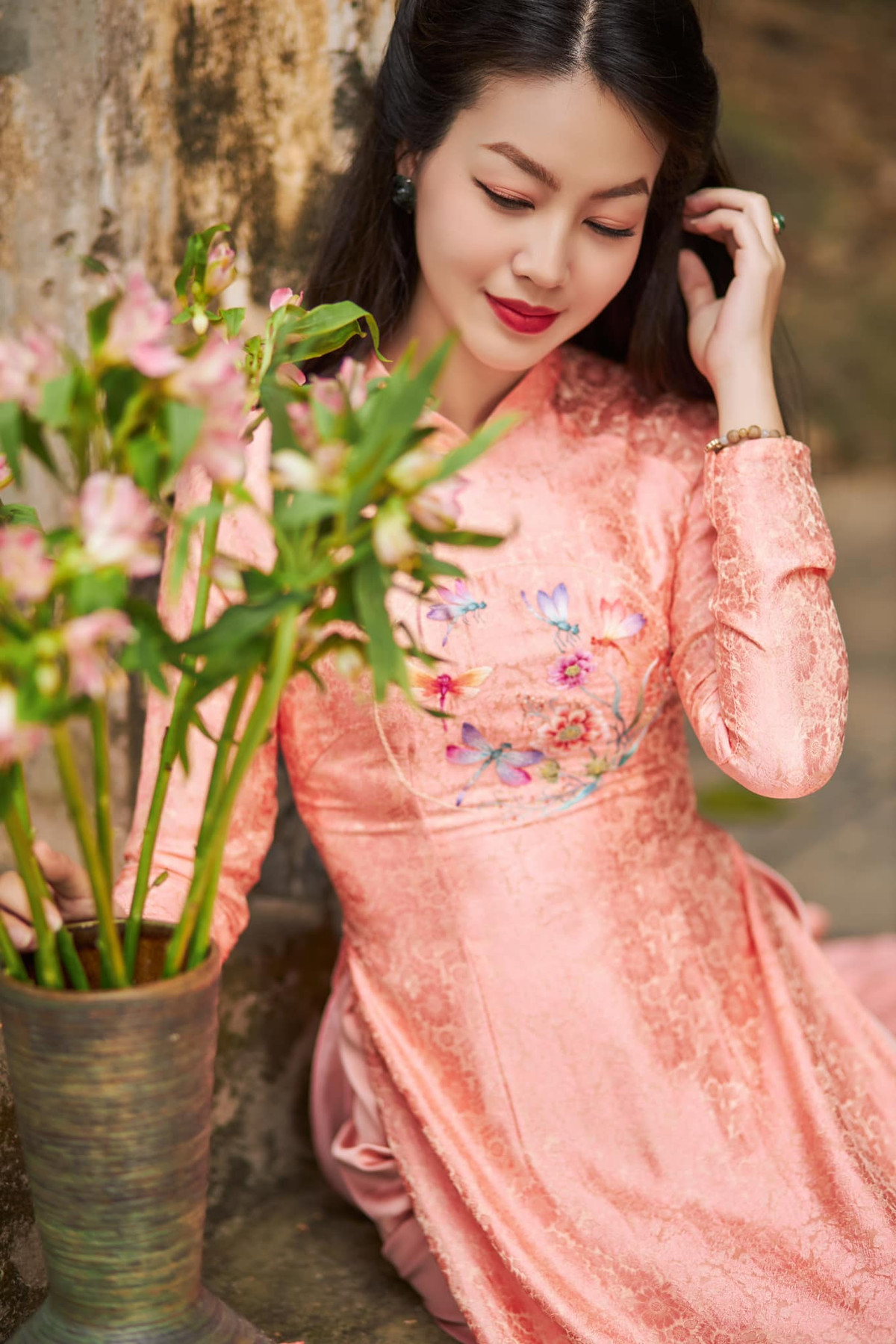 Về đời tư, Hồng Nhung rất kín tiếng. Trên trang cá nhân hầu như cô không chia sẻ hình ảnh về gia đình mà chỉ có những khoảnh khắc cá nhân hay vui vẻ bên đồng nghiệp.