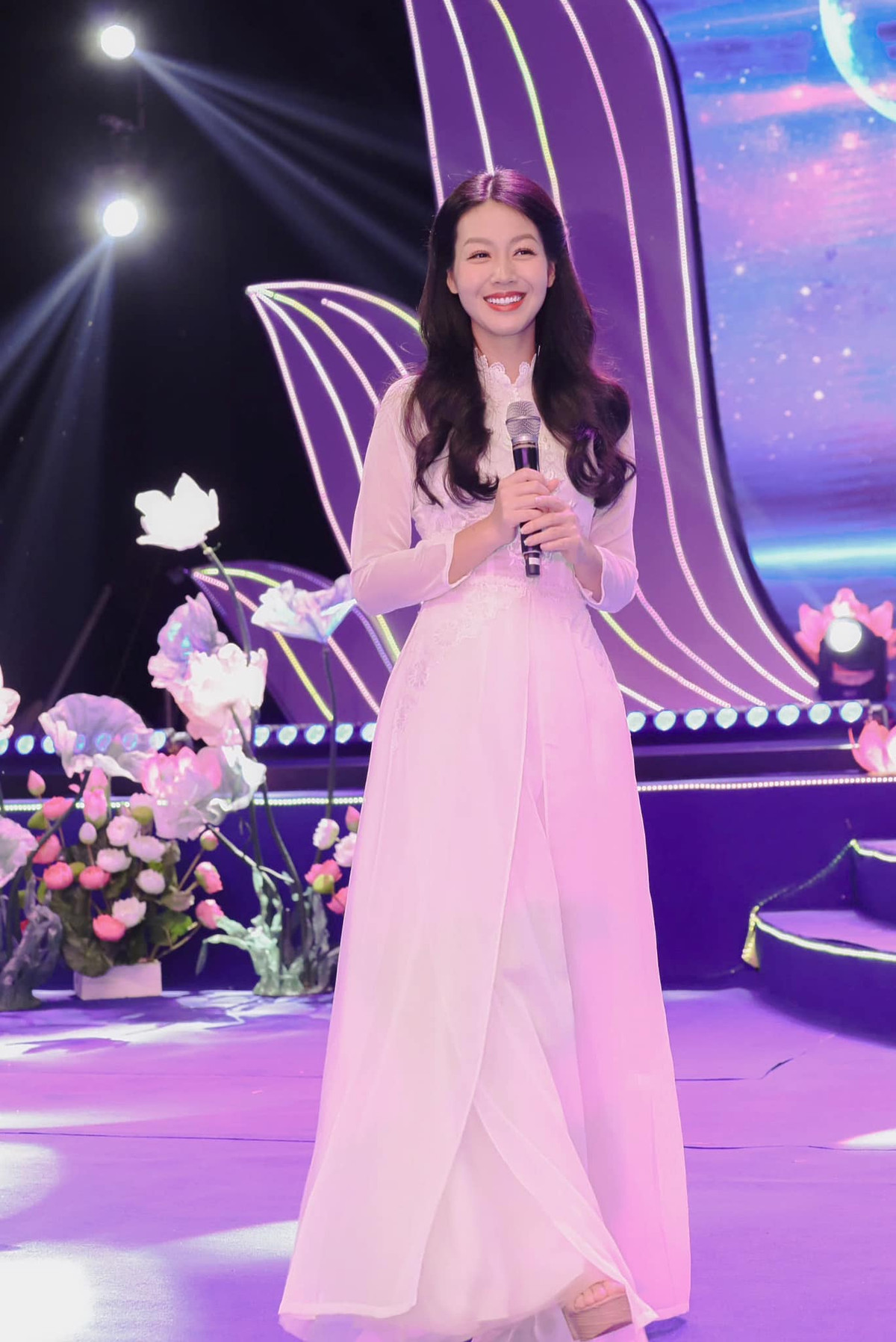 Sau chương trình, nữ MC VTV đã đăng tải hình ảnh kèm dòng trang thái đầy cảm xúc: "Xin lưu lại 1 khoảnh khắc hôm nay. Xin được cúi đầu biết ơn mỗi vòng tay đã làm nên 'Điểm tựa Việt Nam', để cùng nâng đỡ nhau qua những ngày gian khó".