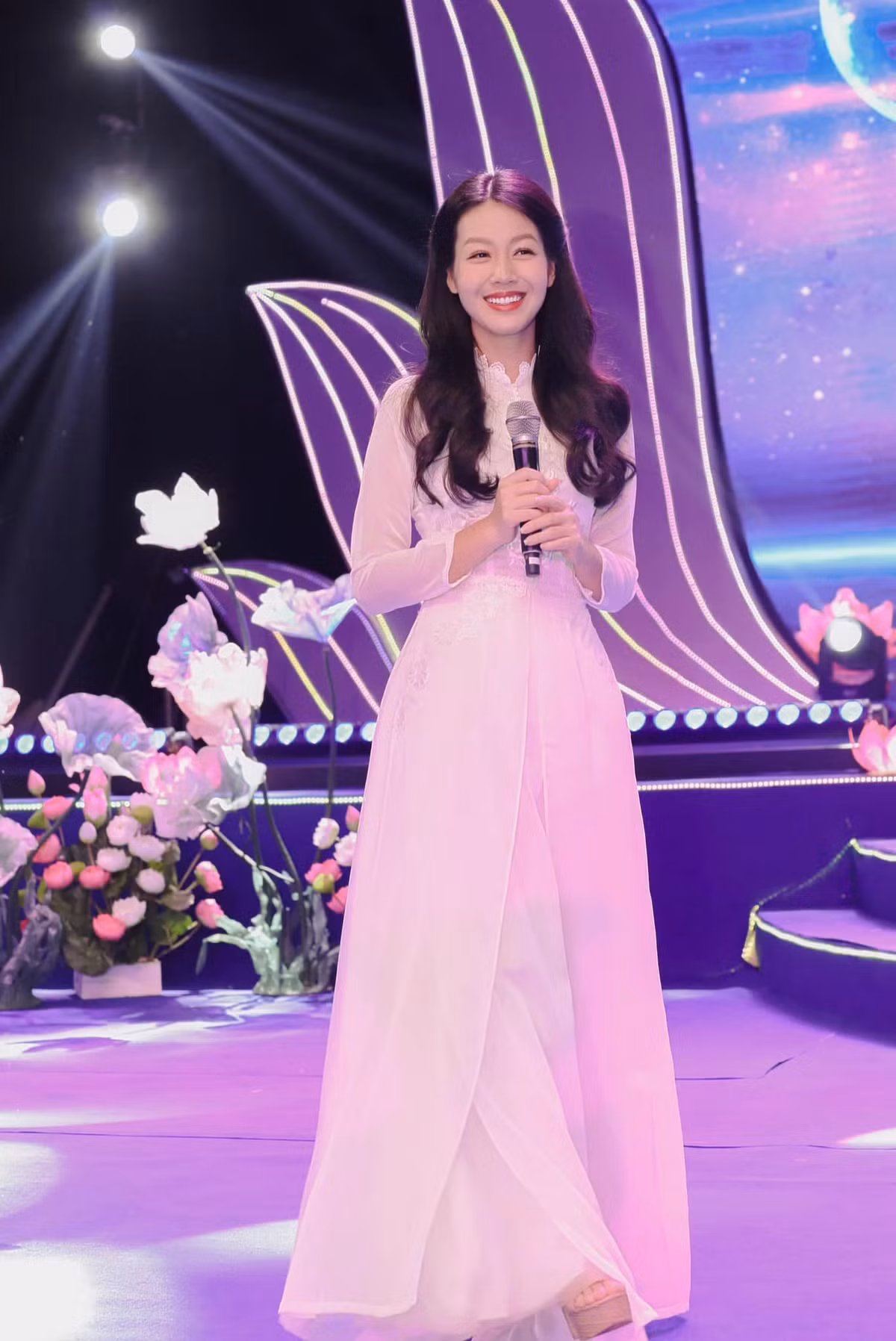 Sau chương trình, nữ MC VTV đã đăng tải hình ảnh kèm dòng trang thái đầy cảm xúc: "Xin lưu lại 1 khoảnh khắc hôm nay. Xin được cúi đầu biết ơn mỗi vòng tay đã làm nên 'Điểm tựa Việt Nam', để cùng nâng đỡ nhau qua những ngày gian khó".