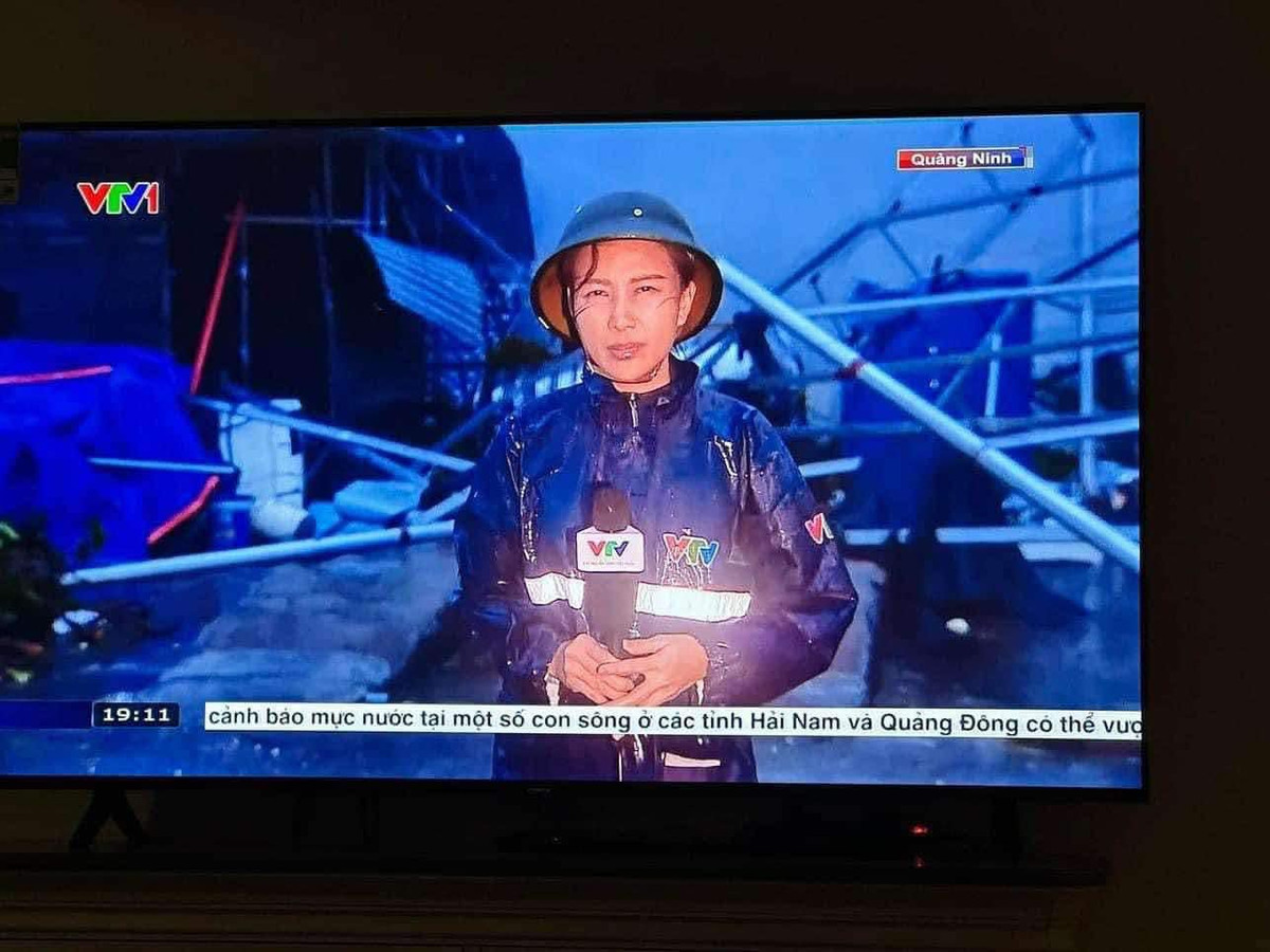 Nữ phóng viên Quỳnh Hoa cùng đồng nghiệp với 7 tiếng ghi hình giữa tâm bão ở Quảng Ninh.