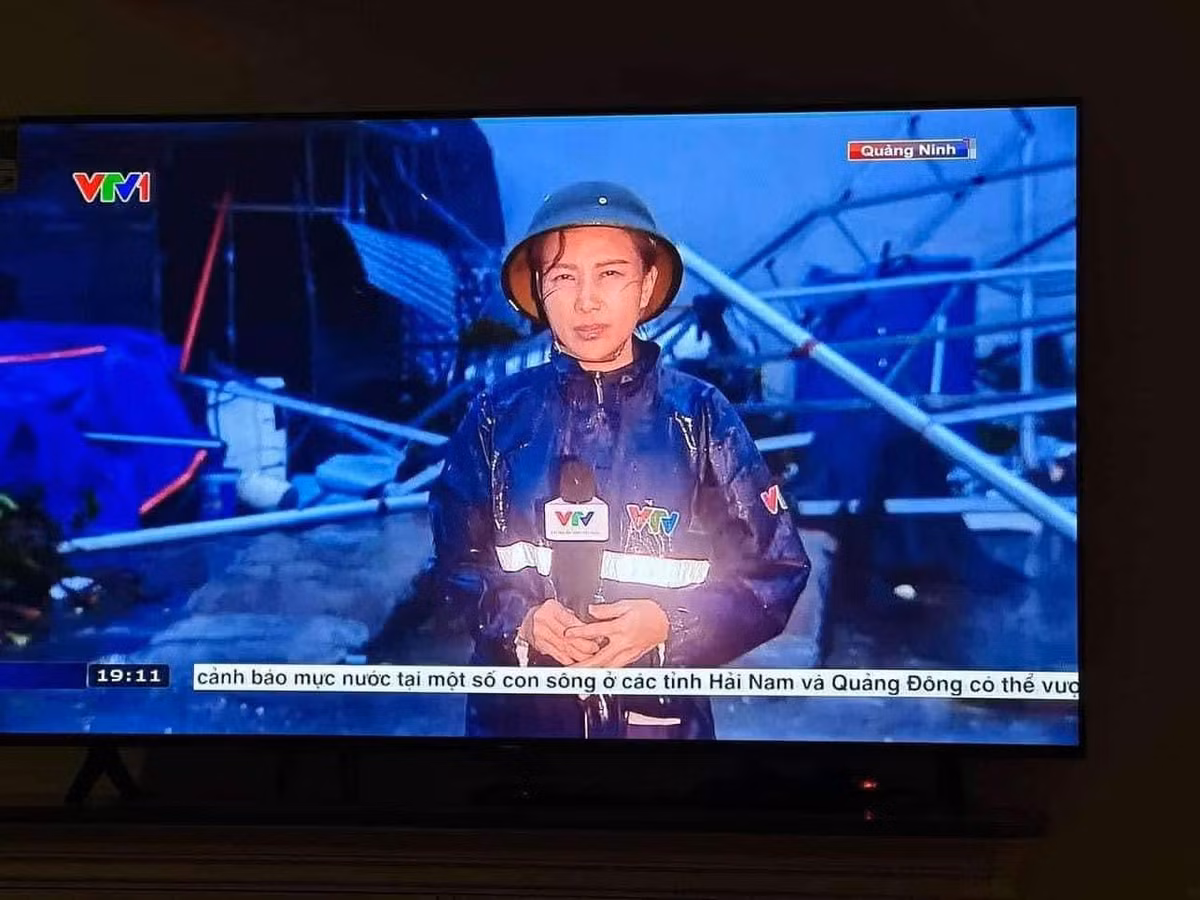 Nữ phóng viên Quỳnh Hoa cùng đồng nghiệp với 7 tiếng ghi hình giữa tâm bão ở Quảng Ninh.