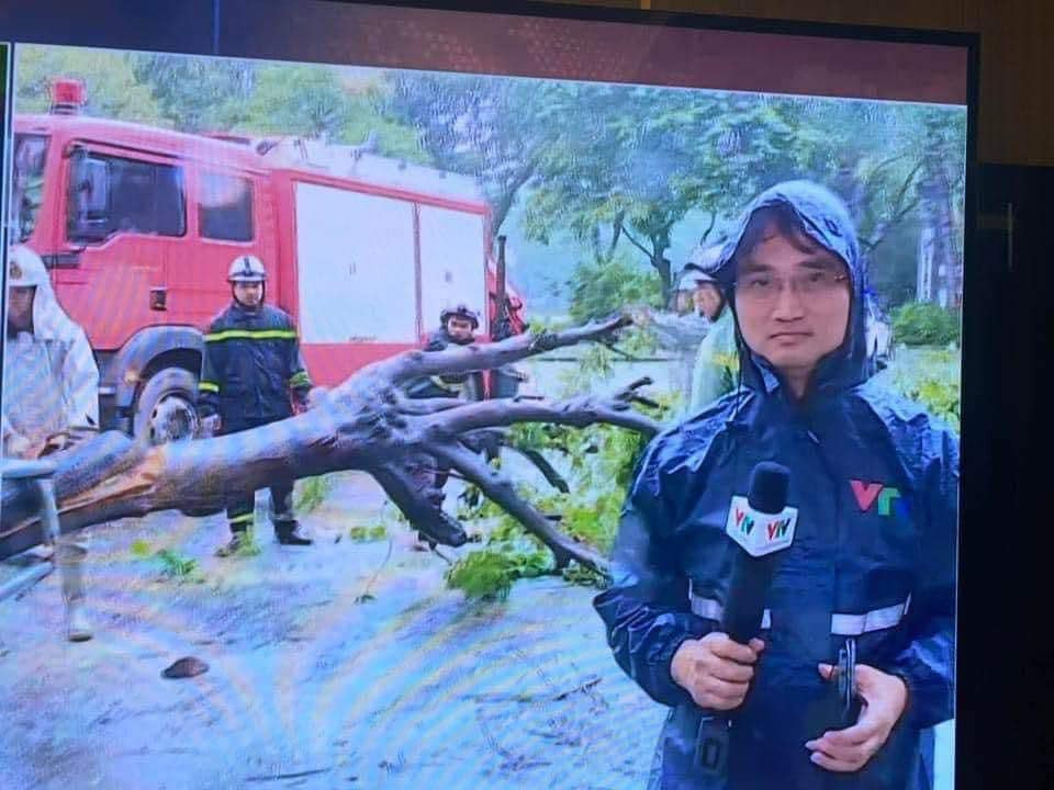Nhiều netizen còn đặt biệt danh cho những phóng viên, BTV tác nghiệp mùa bão này là "Những chị đẹp đạp gió rẽ sóng, anh trai vượt ngàn chông gai". (Ảnh: chụp màn hình)