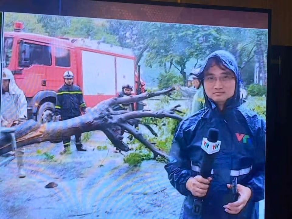 Nhiều netizen còn đặt biệt danh cho những phóng viên, BTV tác nghiệp mùa bão này là "Những chị đẹp đạp gió rẽ sóng, anh trai vượt ngàn chông gai". (Ảnh: chụp màn hình)