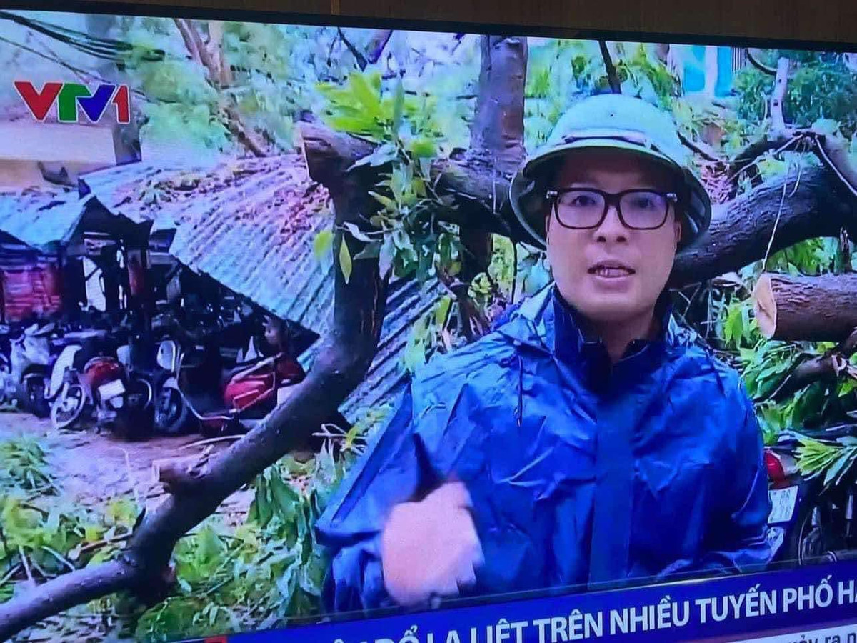 Dù không thể trau chuốt ngoại hình khi lên sóng, các phóng viên vẫn mang vẻ đẹp của sự hăng say lao động.