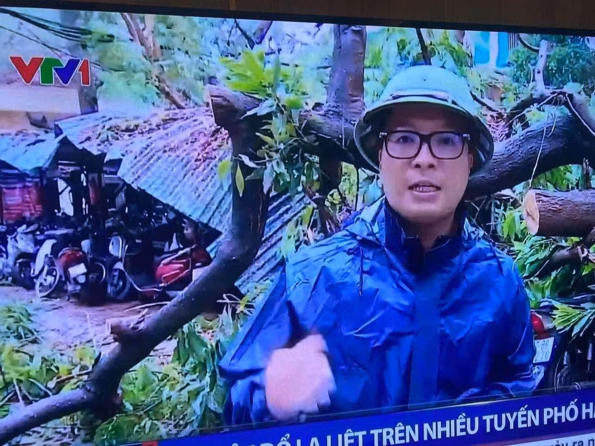 Dù không thể trau chuốt ngoại hình khi lên sóng, các phóng viên vẫn mang vẻ đẹp của sự hăng say lao động.