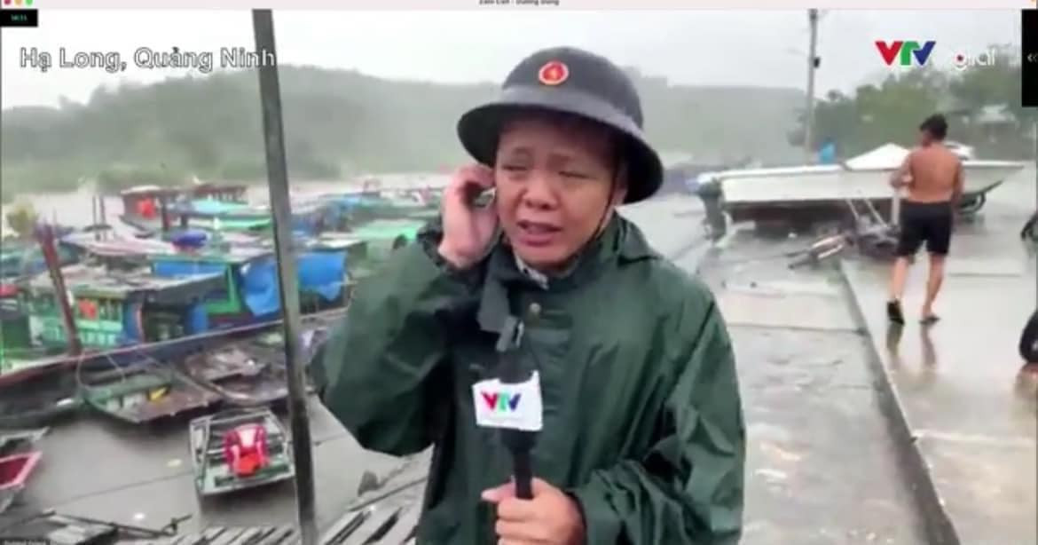Phóng viên Trường Sơn của Trung tâm Sản xuất và Phát triển nội dung số của VTV trong bản tin Breaking News. Phóng viên Trường Sơn được phân công đưa tin tại điểm Quảng Ninh.